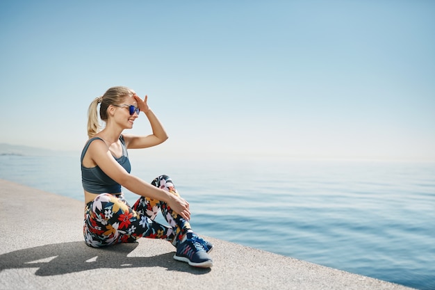 Mujer rubia vistiendo ropa deportiva