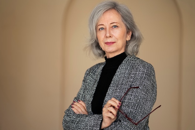 Foto gratuita mujer sabia posando en tiro medio de estudio