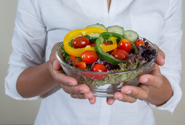 Mujer con una sabrosa ensalada para almorzar