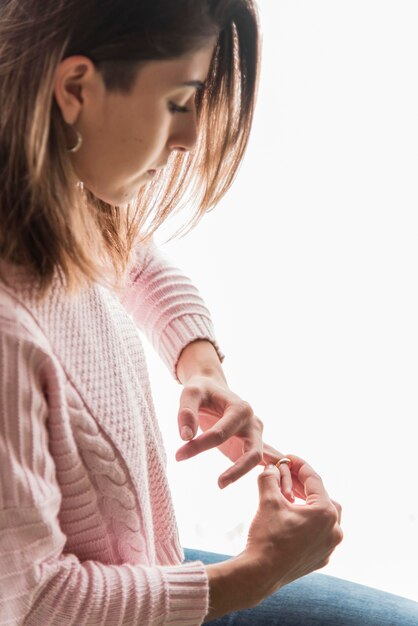 Mujer sacando el anillo de bodas de oro