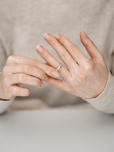 Mujer sacando el anillo de matrimonio