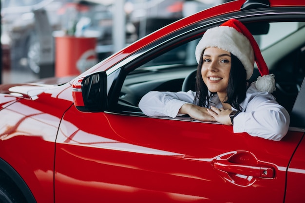 Mujer en una sala de exposición de coches en Navidad