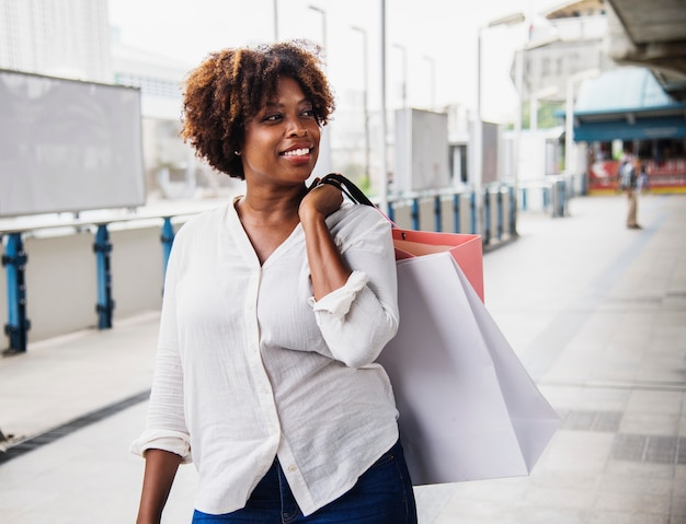 Mujer saliendo de compras en una ciudad