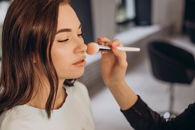 Mujer en un salón de belleza haciendo maquillaje