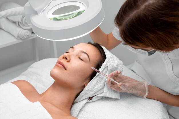 Mujer en salón de belleza para tratamiento facial