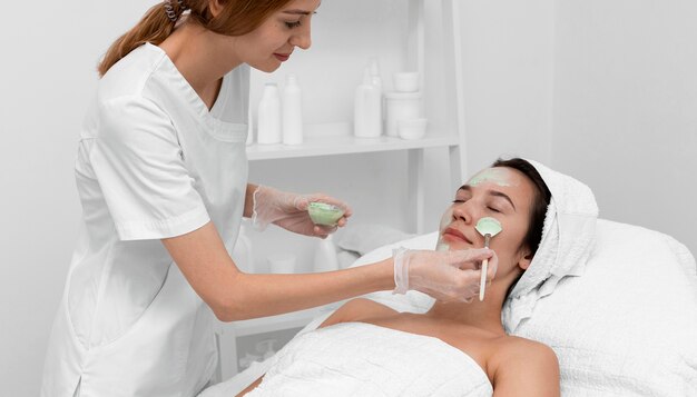 Mujer en salón de belleza para tratamiento facial