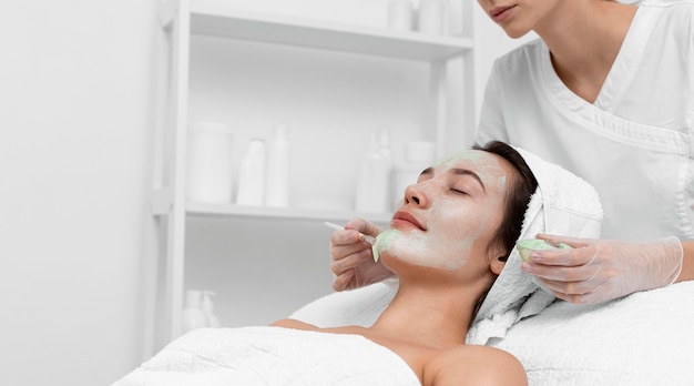 Mujer en salón de belleza para tratamiento facial