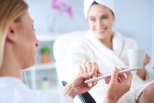 Mujer en el salón de manicura