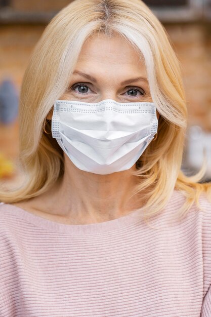 Mujer en el salón con mascarilla médica