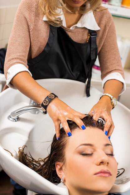 Mujer en el salón de peluquería