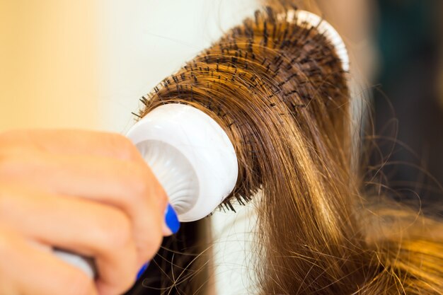 Mujer en el salón de peluquería