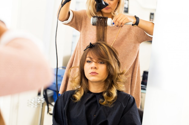 Mujer en el salón de peluquería