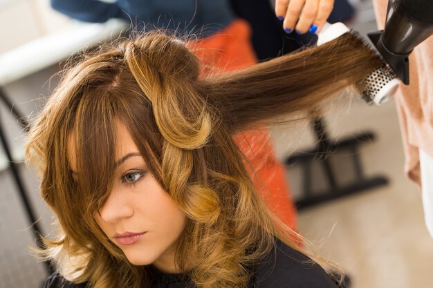 Foto gratuita mujer en el salón de peluquería