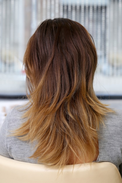 Foto gratuita mujer en el salón de peluquería