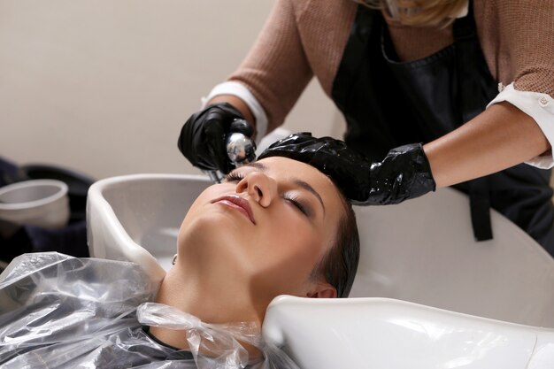 Mujer en el salón de peluquería