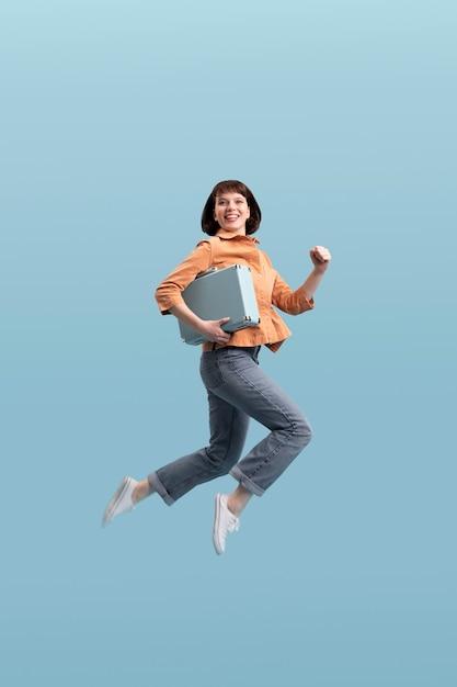 Mujer saltando aislado en azul