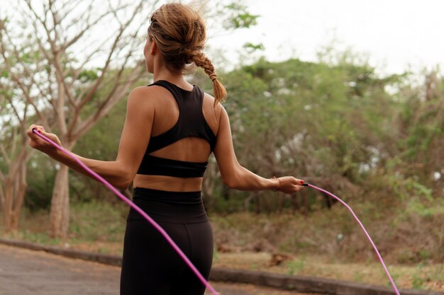 Mujer saltando la cuerda. bali