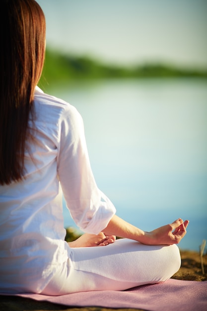 Mujer saludable practicando yoga en posición del loto