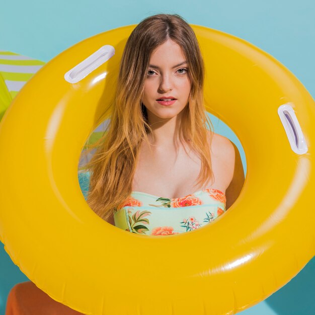 Mujer en salvavidas amarillo en la playa