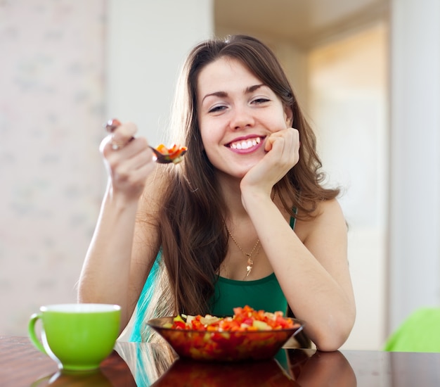 mujer sana comiendo ensalada vegetariana