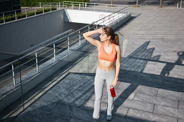 Una mujer sana está haciendo ejercicio al aire libre.