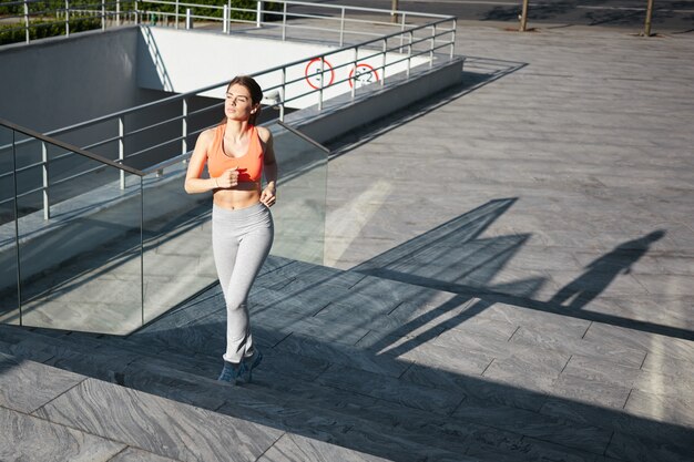 Una mujer sana está haciendo ejercicio al aire libre.