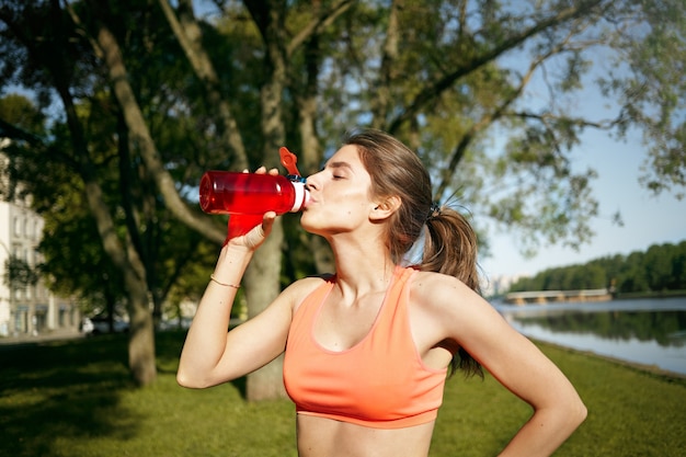 Una mujer sana está haciendo ejercicio al aire libre.