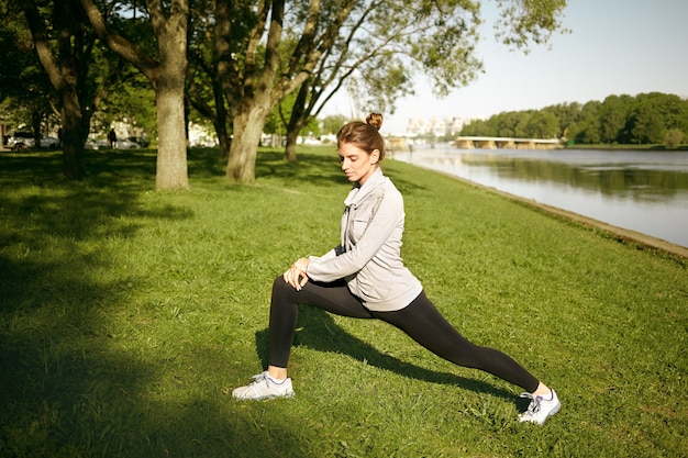 Una mujer sana está haciendo ejercicio al aire libre.