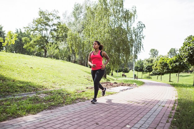 Mujer sana haciendo ejercicio al aire libre