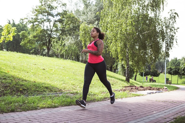 Mujer sana haciendo ejercicio al aire libre