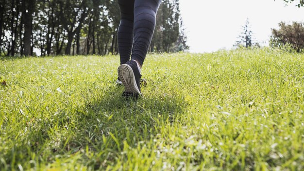 Mujer sana haciendo ejercicio al aire libre