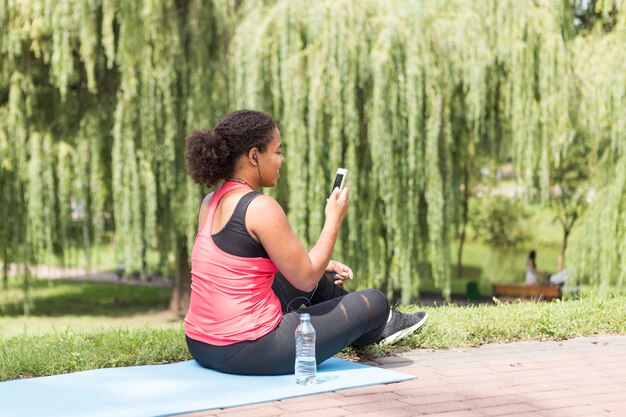 Mujer sana haciendo ejercicio al aire libre