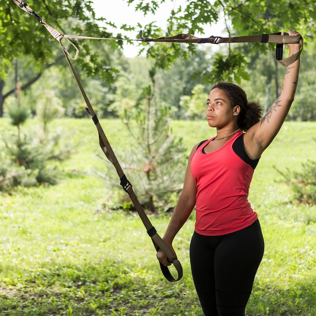 Mujer sana haciendo ejercicio al aire libre