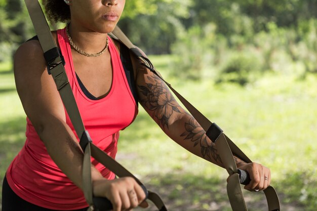 Mujer sana haciendo ejercicio al aire libre