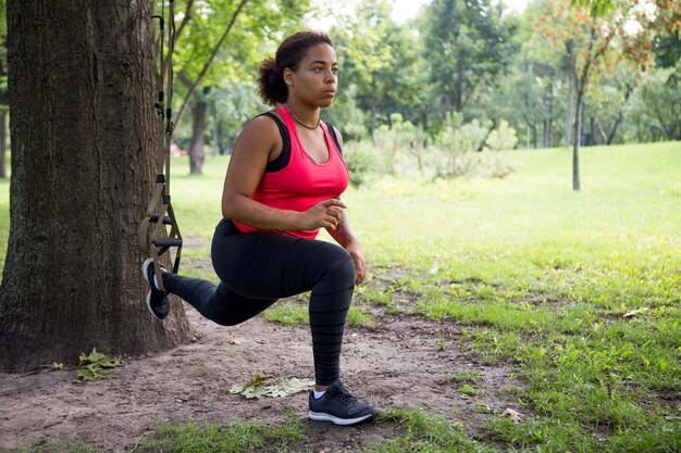 Mujer sana haciendo ejercicio al aire libre