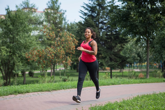 Mujer sana haciendo ejercicio al aire libre