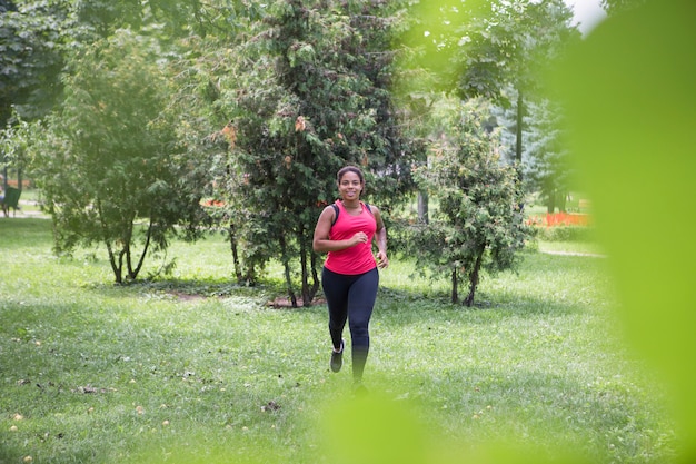 Mujer sana haciendo ejercicio al aire libre