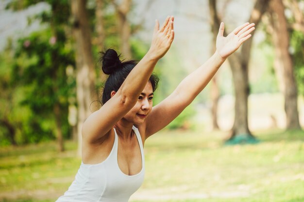 Mujer sana haciendo yoga y estirando