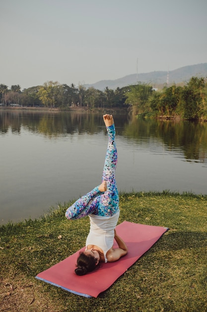 Foto gratuita mujer sana haciendo yoga en la naturaleza