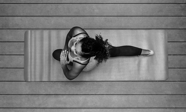 Mujer sana haciendo yoga