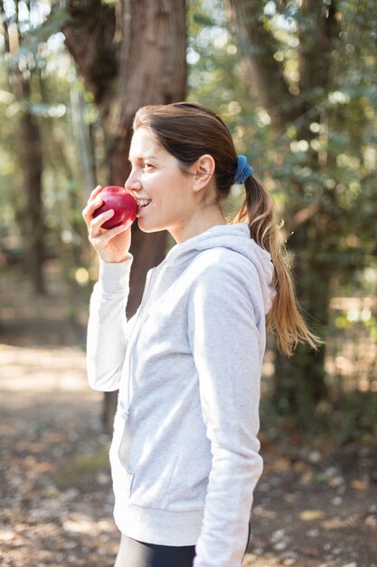 Mujer sana mordiendo una manzana