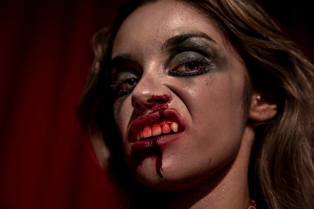 Mujer con sangre en su rostro posando