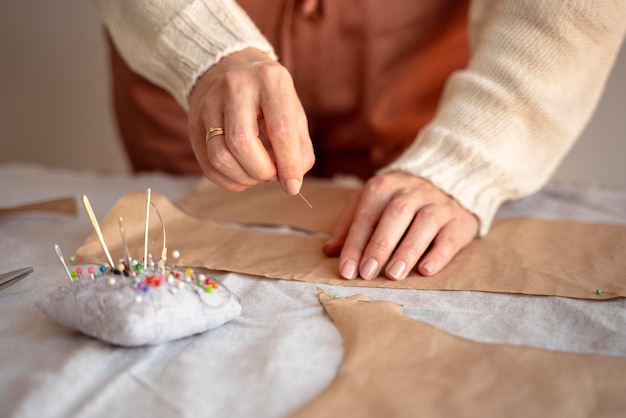 Mujer de sastre con hilo y aguja para coser