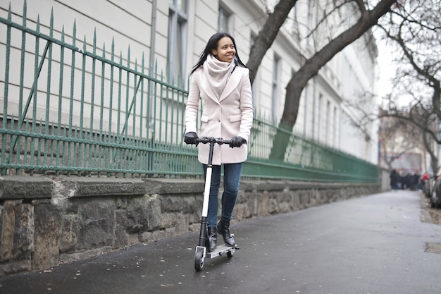 mujer en una scooter en la ciudad