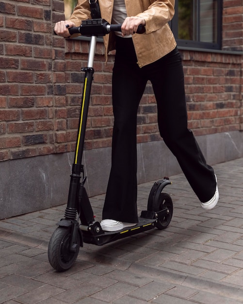 Mujer en scooter eléctrico al aire libre