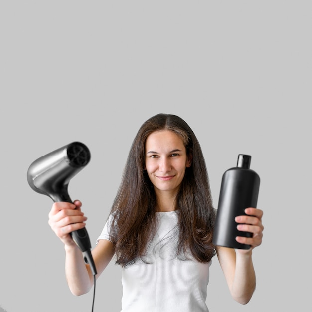 Foto gratuita mujer con secador de pelo