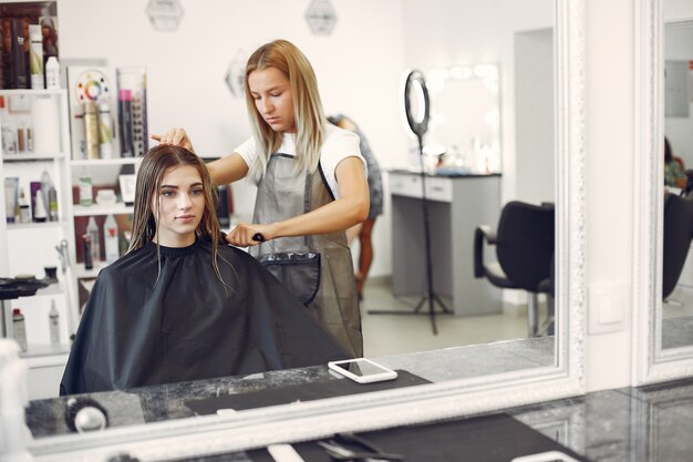 Mujer secando el cabello en una peluquería