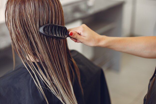 Mujer secando el cabello en una peluquería