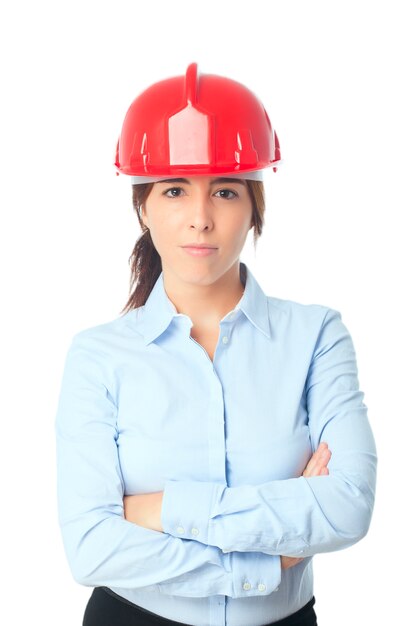 Mujer segura con un casco rojo