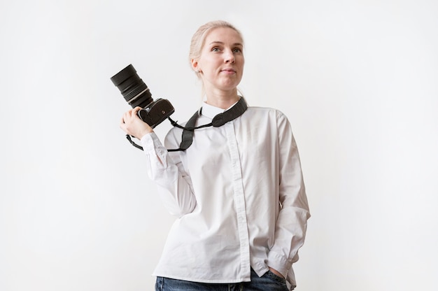 Mujer segura que sostiene una cámara photo